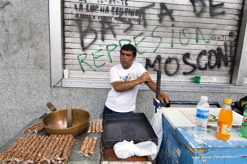 20071201_160624  D2X 4200x2800.jpg - Vendor near Plaza de Mayo, Buenos Aires, Argentina